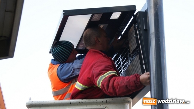 Zdjęcie w galerii na portalu naszwodzislaw.com: Instalacja tablic świetlnych na finiszu  wiadomości z regionu