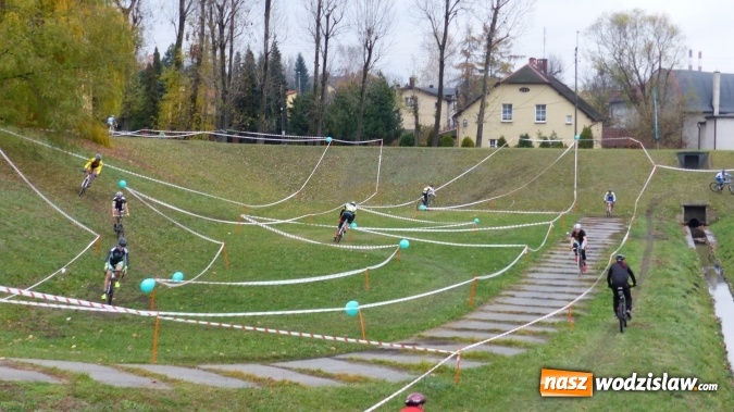 Zdjęcie w galerii na portalu naszwodzislaw.com: Pierwsza edycja CykloCross 2015 już za nami. Na starcie stanęło 81 zawodnik&oacute;w z całej Polski wiadomości z regionu