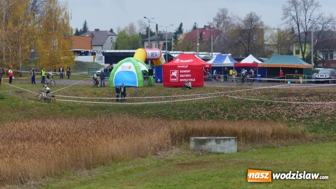 Zdjęcie w galerii na portalu naszwodzislaw.com: Pierwsza edycja CykloCross 2015 już za nami. Na starcie stanęło 81 zawodnik&oacute;w z całej Polski wiadomości z regionu