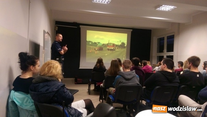 Zdjęcie w galerii na portalu naszwodzislaw.com: Policjanci przestrzegali uczniów przed zagrożeniami, z jakimi w przyszłości mogą się spotkać na drodze  wiadomości z regionu