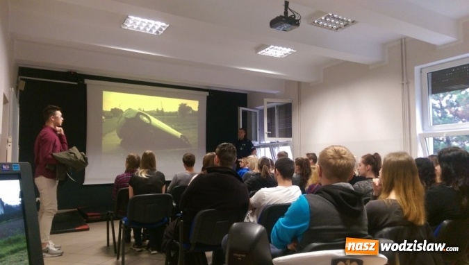 Zdjęcie w galerii na portalu naszwodzislaw.com: Policjanci przestrzegali uczniów przed zagrożeniami, z jakimi w przyszłości mogą się spotkać na drodze  wiadomości z regionu