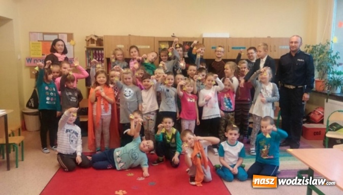 Zdjęcie w galerii na portalu naszwodzislaw.com: Policjanci przestrzegali uczniów przed zagrożeniami, z jakimi w przyszłości mogą się spotkać na drodze  wiadomości z regionu