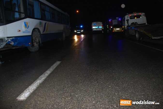 Zdjęcie w galerii na portalu naszwodzislaw.com: Zderzenie osobówki z autobusem - nie żyje 54-letni mężczyzna  wiadomości z regionu