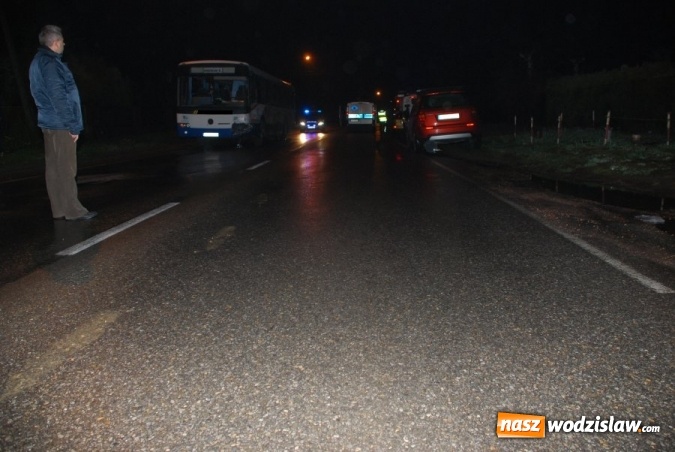 Zdjęcie w galerii na portalu naszwodzislaw.com: Zderzenie osobówki z autobusem - nie żyje 54-letni mężczyzna  wiadomości z regionu