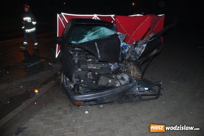 Zdjęcie w galerii na portalu naszwodzislaw.com: Zderzenie osobówki z autobusem - nie żyje 54-letni mężczyzna  wiadomości z regionu