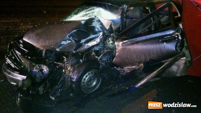 Zdjęcie w galerii na portalu naszwodzislaw.com: Zderzenie osobówki z autobusem - nie żyje 54-letni mężczyzna  wiadomości z regionu