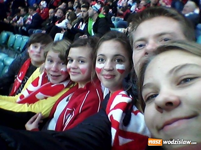 Zdjęcie w galerii na portalu naszwodzislaw.com: Piłkarki G2 na meczu reprezentacji wiadomości z regionu