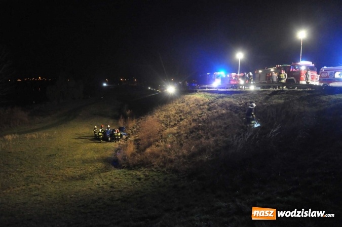 Zdjęcie w galerii na portalu naszwodzislaw.com: Skoda zjechała ze skarpy w Krzyżanowicach. W aucie była dwójka dzieci wiadomości z regionu
