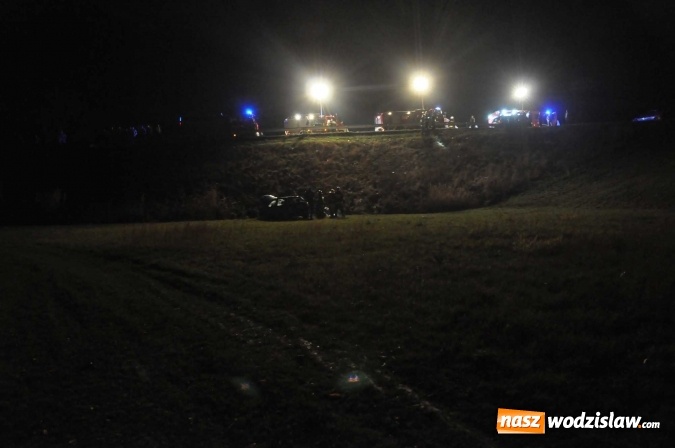 Zdjęcie w galerii na portalu naszwodzislaw.com: Skoda zjechała ze skarpy w Krzyżanowicach. W aucie była dwójka dzieci wiadomości z regionu