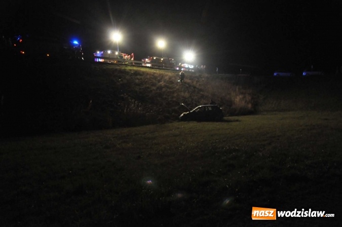 Zdjęcie w galerii na portalu naszwodzislaw.com: Skoda zjechała ze skarpy w Krzyżanowicach. W aucie była dwójka dzieci wiadomości z regionu