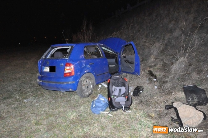 Zdjęcie w galerii na portalu naszwodzislaw.com: Skoda zjechała ze skarpy w Krzyżanowicach. W aucie była dwójka dzieci wiadomości z regionu
