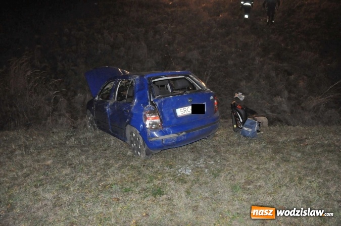 Zdjęcie w galerii na portalu naszwodzislaw.com: Skoda zjechała ze skarpy w Krzyżanowicach. W aucie była dwójka dzieci wiadomości z regionu