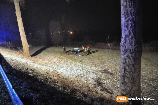 Zdjęcie w galerii na portalu naszwodzislaw.com: Mitsubishi zjechało ze skarpy w Brzeziu. Kierowca w szpitalu wiadomości z regionu