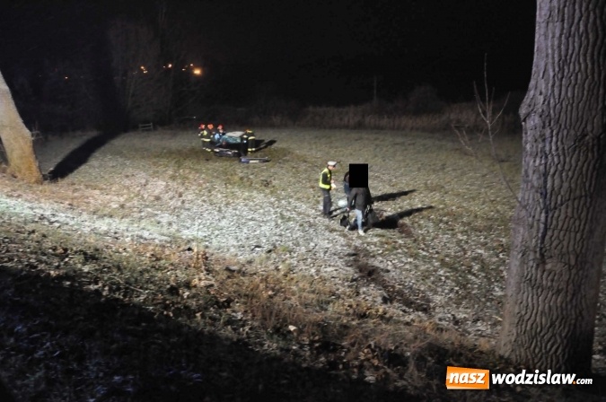 Zdjęcie w galerii na portalu naszwodzislaw.com: Mitsubishi zjechało ze skarpy w Brzeziu. Kierowca w szpitalu wiadomości z regionu