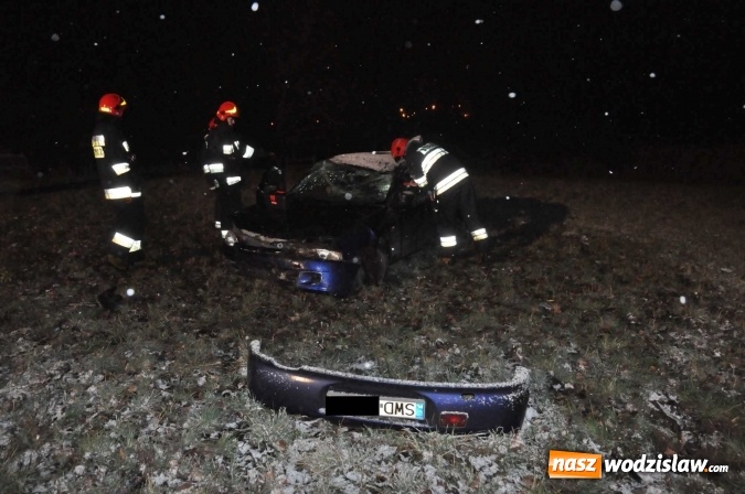 Zdjęcie w galerii na portalu naszwodzislaw.com: Mitsubishi zjechało ze skarpy w Brzeziu. Kierowca w szpitalu wiadomości z regionu