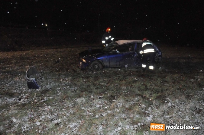 Zdjęcie w galerii na portalu naszwodzislaw.com: Mitsubishi zjechało ze skarpy w Brzeziu. Kierowca w szpitalu wiadomości z regionu