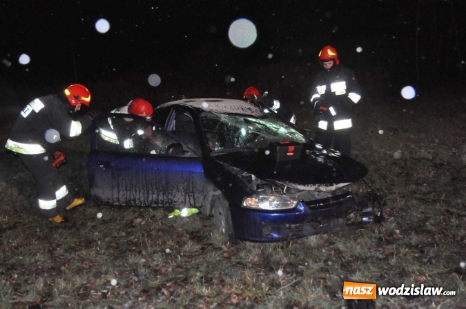 Zdjęcie w galerii na portalu naszwodzislaw.com: Mitsubishi zjechało ze skarpy w Brzeziu. Kierowca w szpitalu wiadomości z regionu