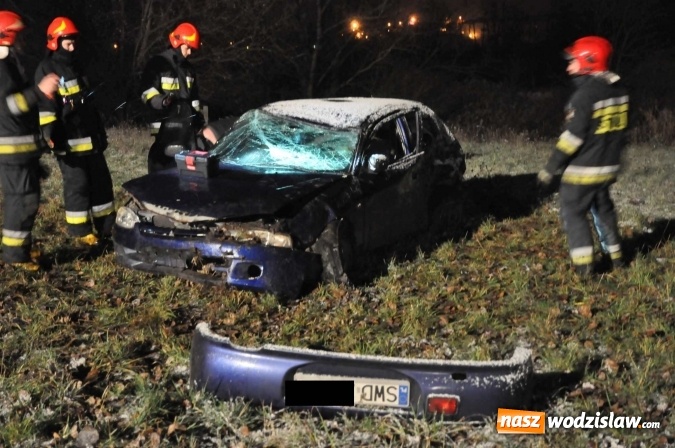 Zdjęcie w galerii na portalu naszwodzislaw.com: Mitsubishi zjechało ze skarpy w Brzeziu. Kierowca w szpitalu wiadomości z regionu