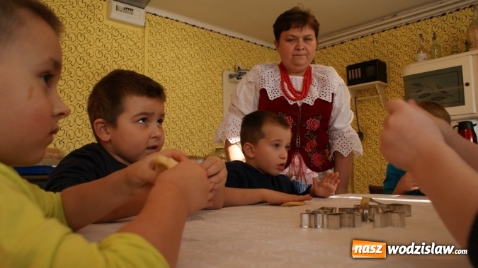 Zdjęcie w galerii na portalu naszwodzislaw.com: Przedszkolaki z Rybnika piekły ciasteczka w gogołowskiej Izbie Regionalnej wiadomości z regionu