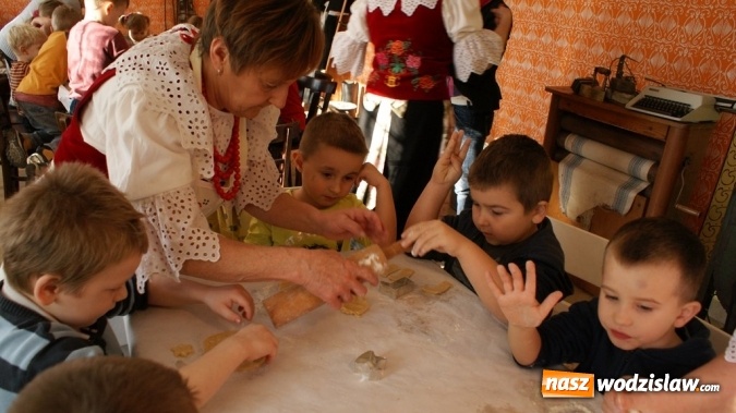 Zdjęcie w galerii na portalu naszwodzislaw.com: Przedszkolaki z Rybnika piekły ciasteczka w gogołowskiej Izbie Regionalnej wiadomości z regionu
