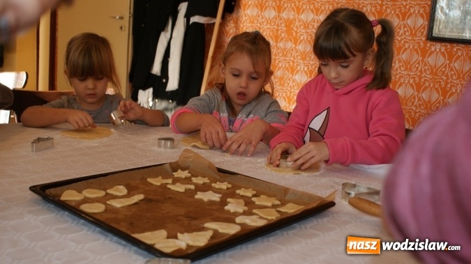 Zdjęcie w galerii na portalu naszwodzislaw.com: Przedszkolaki z Rybnika piekły ciasteczka w gogołowskiej Izbie Regionalnej wiadomości z regionu