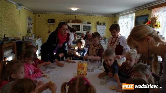 Zdjęcie w galerii na portalu naszwodzislaw.com: Przedszkolaki z Rybnika piekły ciasteczka w gogołowskiej Izbie Regionalnej wiadomości z regionu
