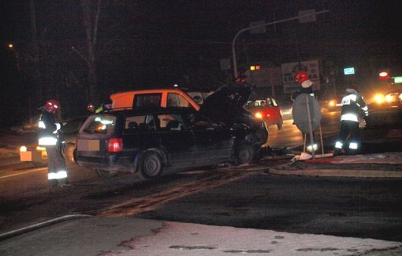 Zdjęcie w galerii na portalu naszwodzislaw.com: Passat wjechał w dostawczego mercedesa wiadomości z regionu