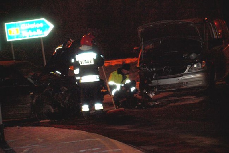 Zdjęcie w galerii na portalu naszwodzislaw.com: Passat wjechał w dostawczego mercedesa wiadomości z regionu