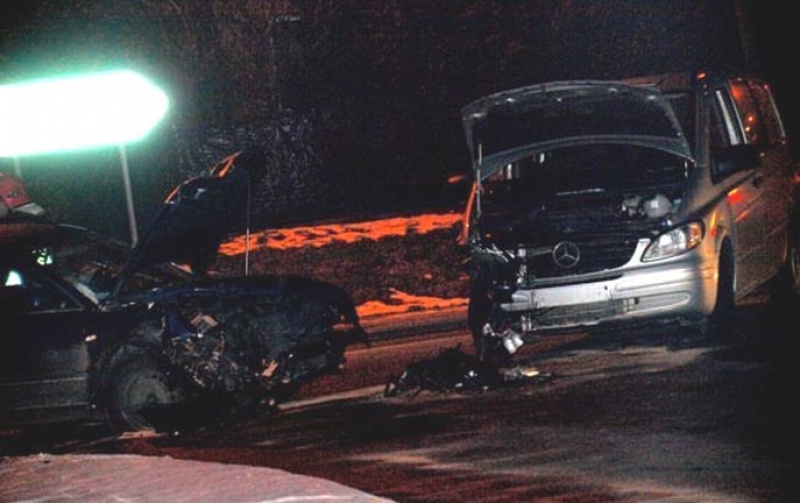 Zdjęcie w galerii na portalu naszwodzislaw.com: Passat wjechał w dostawczego mercedesa wiadomości z regionu