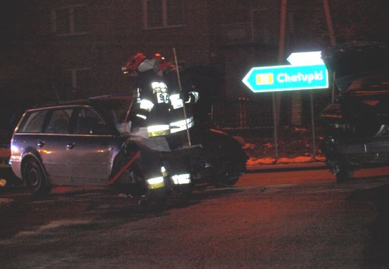 Zdjęcie w galerii na portalu naszwodzislaw.com: Passat wjechał w dostawczego mercedesa wiadomości z regionu