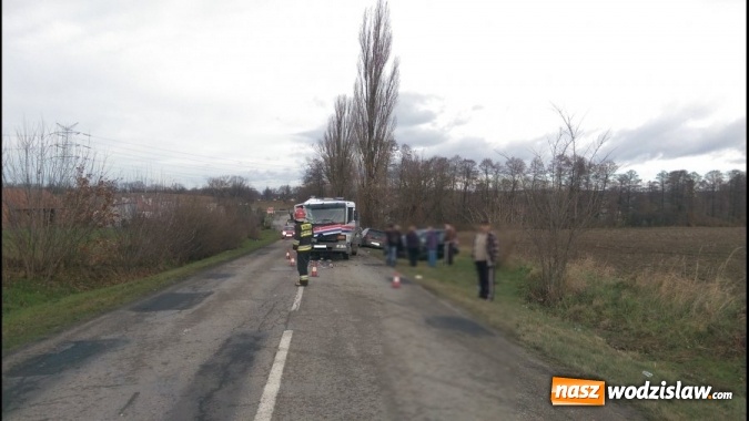 Zdjęcie w galerii na portalu naszwodzislaw.com: Wyprzedzanie zakończone groźną kolizją! W Syryni doszło do zderzenia się trzech pojazdów  wiadomości z regionu