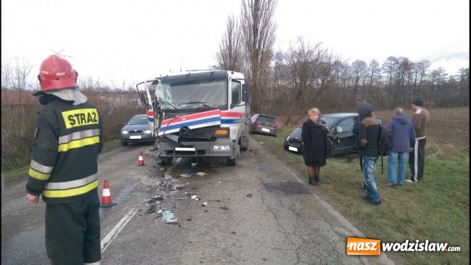 Zdjęcie w galerii na portalu naszwodzislaw.com: Wyprzedzanie zakończone groźną kolizją! W Syryni doszło do zderzenia się trzech pojazdów  wiadomości z regionu
