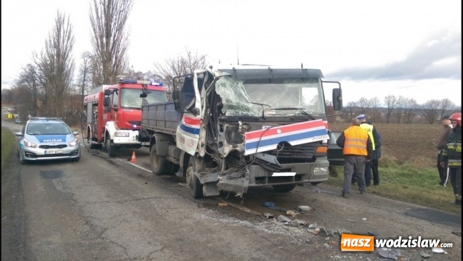 Zdjęcie w galerii na portalu naszwodzislaw.com: Wyprzedzanie zakończone groźną kolizją! W Syryni doszło do zderzenia się trzech pojazdów  wiadomości z regionu
