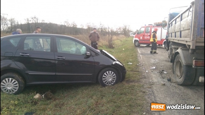 Zdjęcie w galerii na portalu naszwodzislaw.com: Wyprzedzanie zakończone groźną kolizją! W Syryni doszło do zderzenia się trzech pojazdów  wiadomości z regionu