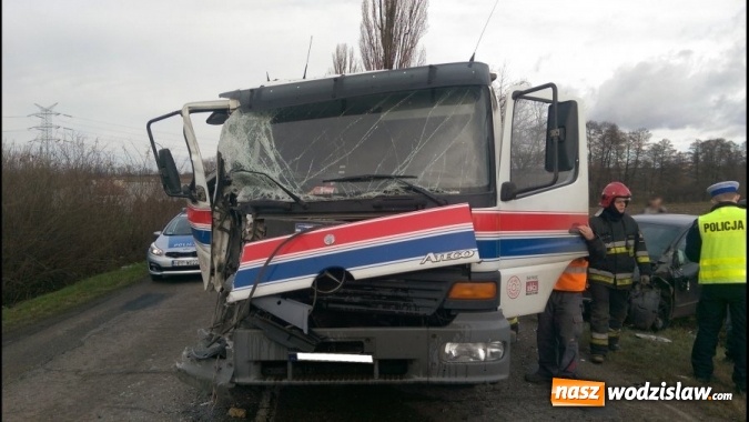 Zdjęcie w galerii na portalu naszwodzislaw.com: Wyprzedzanie zakończone groźną kolizją! W Syryni doszło do zderzenia się trzech pojazdów  wiadomości z regionu