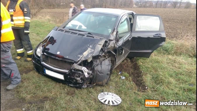 Zdjęcie w galerii na portalu naszwodzislaw.com: Wyprzedzanie zakończone groźną kolizją! W Syryni doszło do zderzenia się trzech pojazdów  wiadomości z regionu