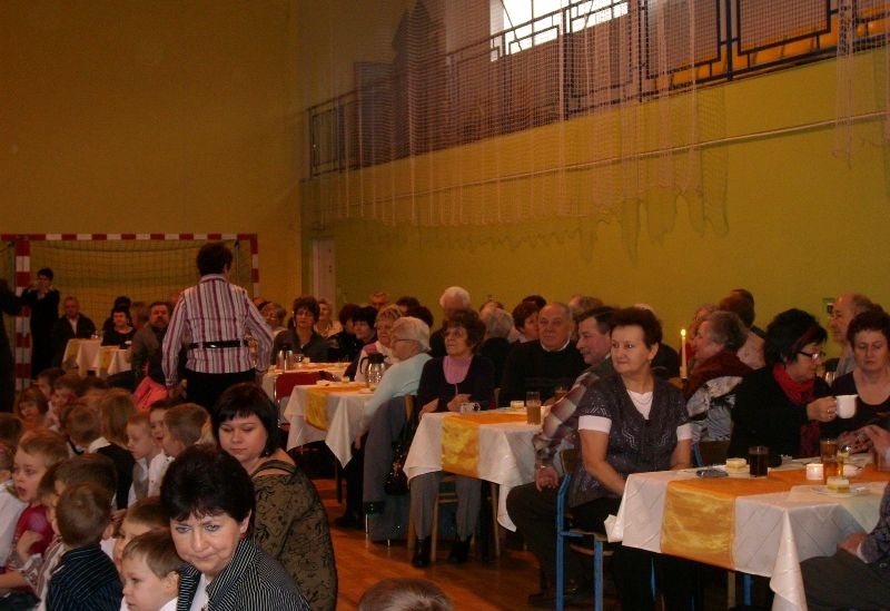 Zdjęcie w galerii na portalu naszwodzislaw.com: Uczniowie ZSP nr 5 pamiętali o dziadkach wiadomości z regionu