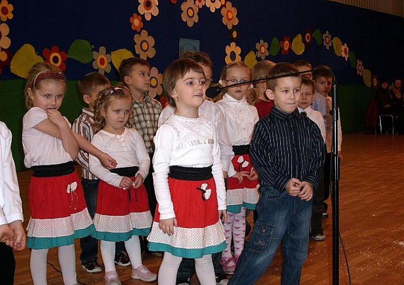 Zdjęcie w galerii na portalu naszwodzislaw.com: Uczniowie ZSP nr 5 pamiętali o dziadkach wiadomości z regionu