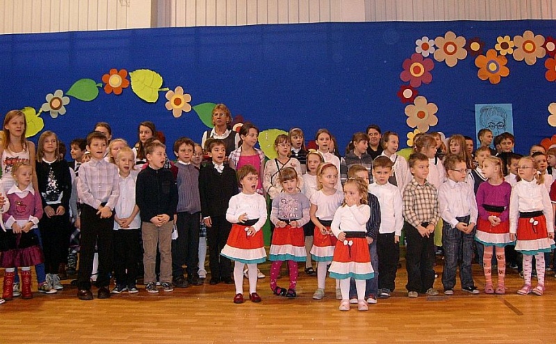 Zdjęcie w galerii na portalu naszwodzislaw.com: Uczniowie ZSP nr 5 pamiętali o dziadkach wiadomości z regionu