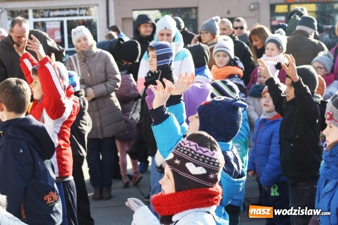 Zdjęcie w galerii na portalu naszwodzislaw.com: Tradycji stało się zadość, na wodzisławskim rynku pojawił się Mikołaj wiadomości z regionu
