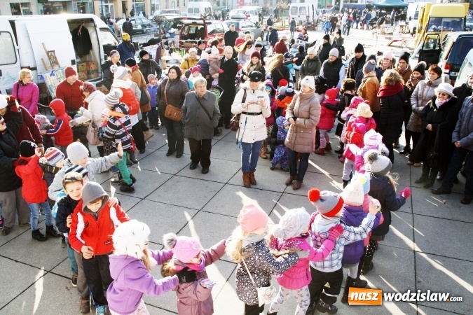 Zdjęcie w galerii na portalu naszwodzislaw.com: Tradycji stało się zadość, na wodzisławskim rynku pojawił się Mikołaj wiadomości z regionu
