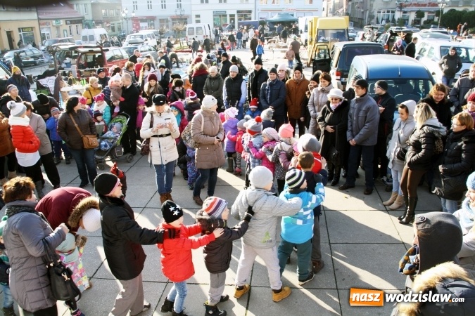 Zdjęcie w galerii na portalu naszwodzislaw.com: Tradycji stało się zadość, na wodzisławskim rynku pojawił się Mikołaj wiadomości z regionu