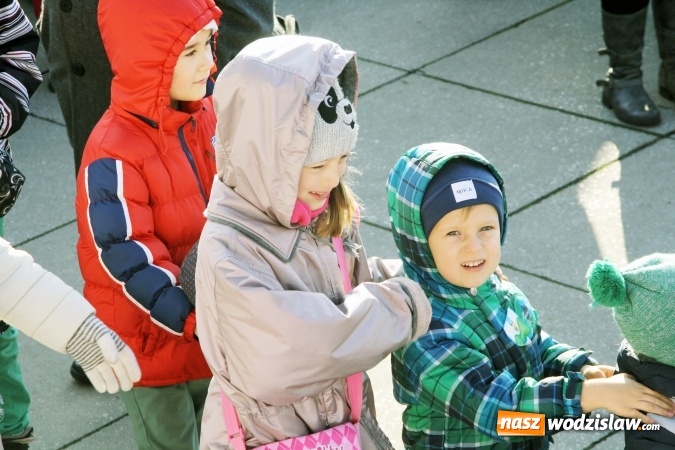 Zdjęcie w galerii na portalu naszwodzislaw.com: Tradycji stało się zadość, na wodzisławskim rynku pojawił się Mikołaj wiadomości z regionu