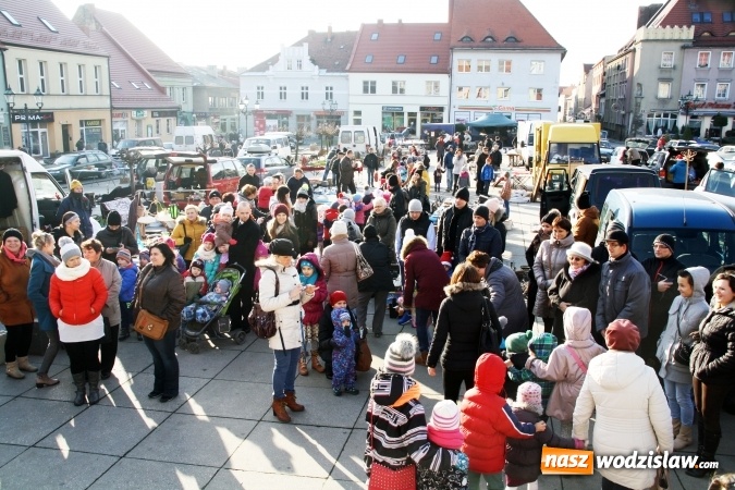 Zdjęcie w galerii na portalu naszwodzislaw.com: Tradycji stało się zadość, na wodzisławskim rynku pojawił się Mikołaj wiadomości z regionu