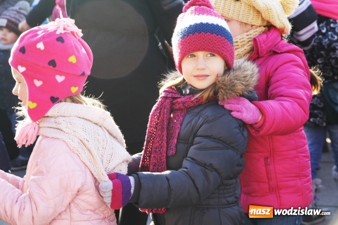 Zdjęcie w galerii na portalu naszwodzislaw.com: Tradycji stało się zadość, na wodzisławskim rynku pojawił się Mikołaj wiadomości z regionu