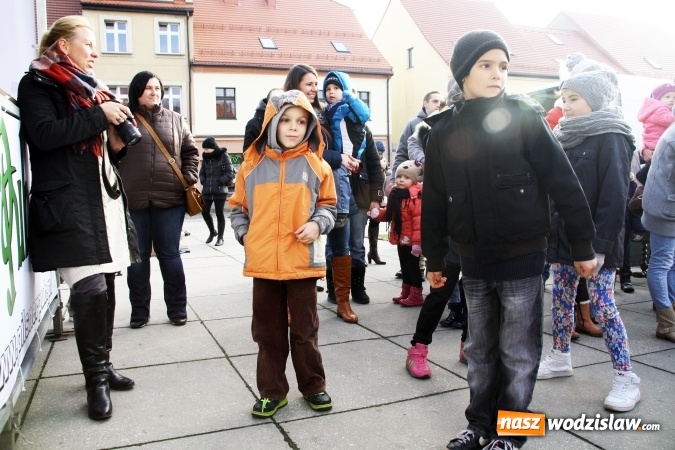 Zdjęcie w galerii na portalu naszwodzislaw.com: Tradycji stało się zadość, na wodzisławskim rynku pojawił się Mikołaj wiadomości z regionu