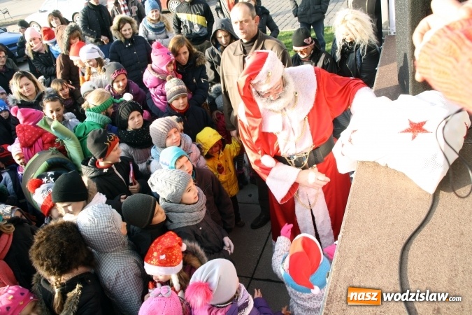 Zdjęcie w galerii na portalu naszwodzislaw.com: Tradycji stało się zadość, na wodzisławskim rynku pojawił się Mikołaj wiadomości z regionu