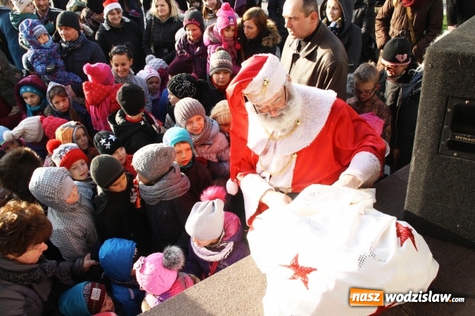Zdjęcie w galerii na portalu naszwodzislaw.com: Tradycji stało się zadość, na wodzisławskim rynku pojawił się Mikołaj wiadomości z regionu