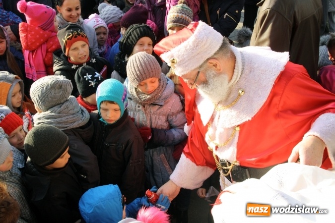 Zdjęcie w galerii na portalu naszwodzislaw.com: Tradycji stało się zadość, na wodzisławskim rynku pojawił się Mikołaj wiadomości z regionu