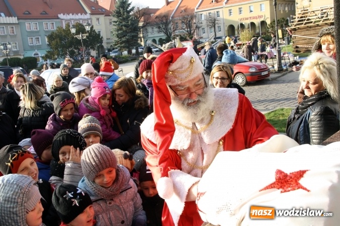Zdjęcie w galerii na portalu naszwodzislaw.com: Tradycji stało się zadość, na wodzisławskim rynku pojawił się Mikołaj wiadomości z regionu